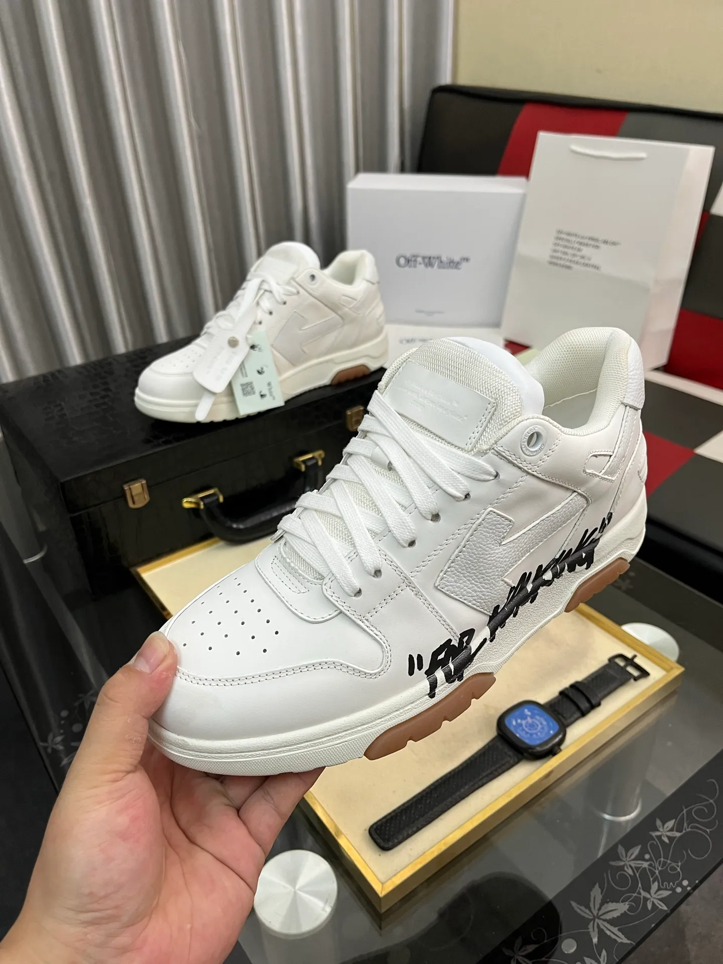 Men's shoes 💰600⌚️⌚️ OFF-White C/O VirGil Abloh fashionable and versatile casual shoes. Exclusive first release of the new model. Made of environmentally friendly cowhide leather and mesh fabric upper material. The insole is embedded with foam cushioning EVA material. The correct midsole is equipped with EVA lightweight cushioning. External tooth nail rubber outsole. The correct accessories can be customized simultaneously. Women's model: 35-40 Men's model: 39-45